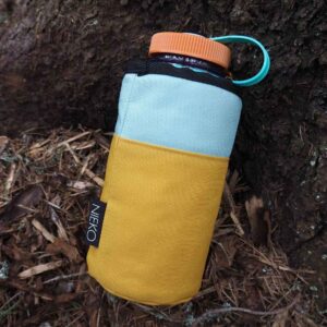 Retkihuppu Nalgene 1L pullolle – eristävä suoja, joka estää veden jäätymistä talvella ja pitää sen viileänä kesällä